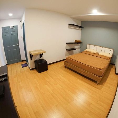 Inn Trog And Inn Soi (Adults Only) Банкок Екстериор снимка