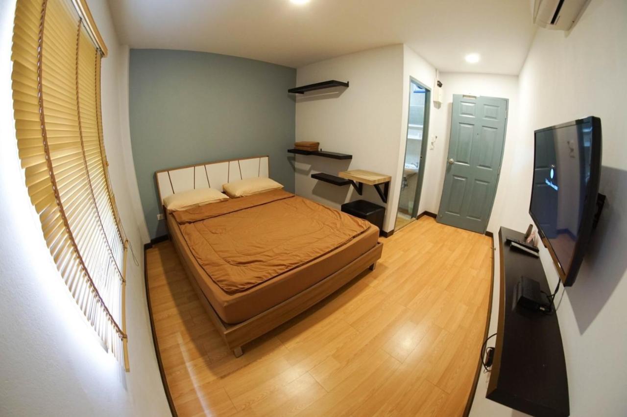 Inn Trog And Inn Soi (Adults Only) Банкок Екстериор снимка