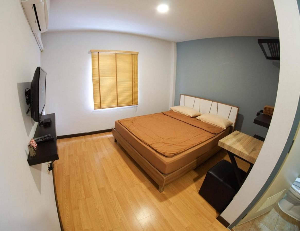 Inn Trog And Inn Soi (Adults Only) Банкок Екстериор снимка