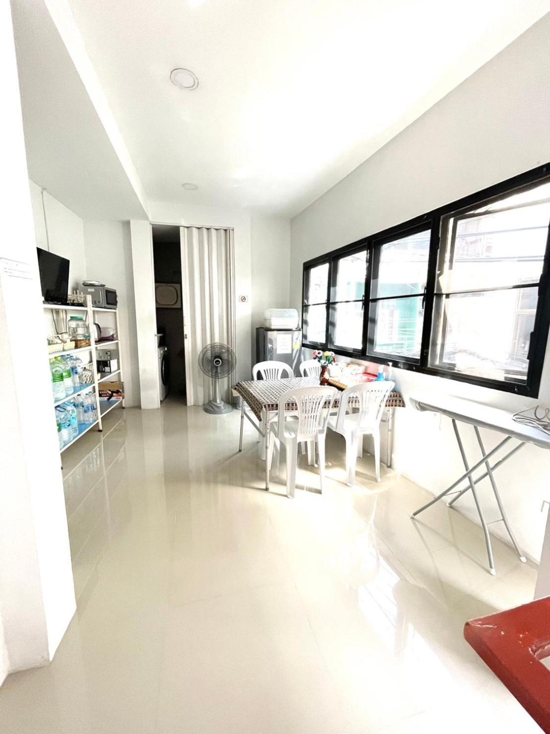 Inn Trog And Inn Soi (Adults Only) Банкок Екстериор снимка