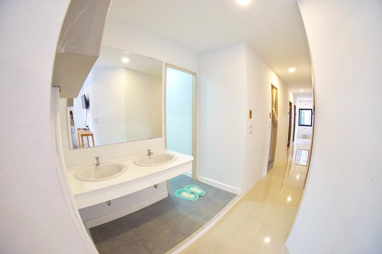 Inn Trog And Inn Soi (Adults Only) Банкок Екстериор снимка